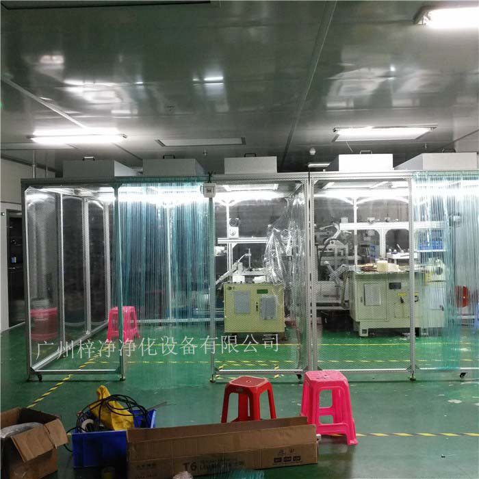 洁净棚ffu高效过滤器长时间使用的过滤器内部会积累大量尘埃，这些尘埃颗粒可能会被重新吸入洁净棚内，影响洁净度。