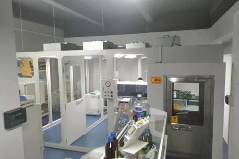 风淋室在进入百级洁净棚前对人员进行吹淋的重要