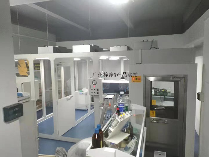 洁净棚广泛应用于电子、医药、食品、化妆品等行业，旨在为生产、实验和研究提供无尘、无菌、恒温恒湿的操作环境。